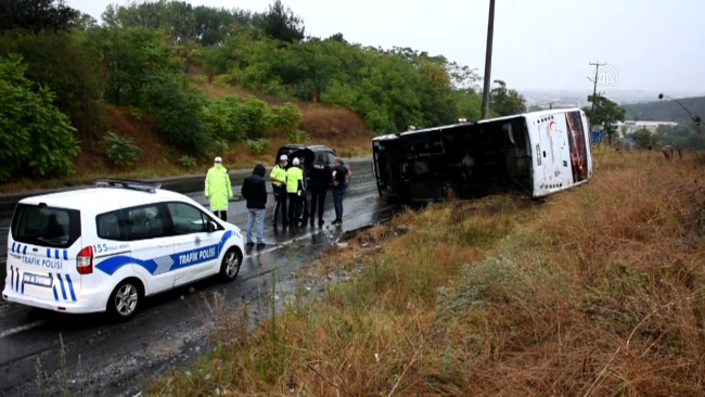 Tekirdağ'da işçileri taşıyan servis devrildi: 10 yaralı